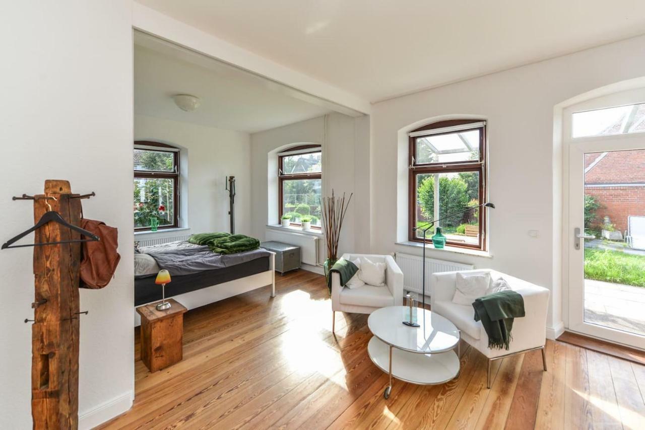 Kanalvilla - Urlaub Am Nord-Ostseekanal - Zwei Ferienwohnungen Im Angebot- Eine Im Dachgeschoss Und Eine Wohnung Mit Garten Sehestedt  Buitenkant foto