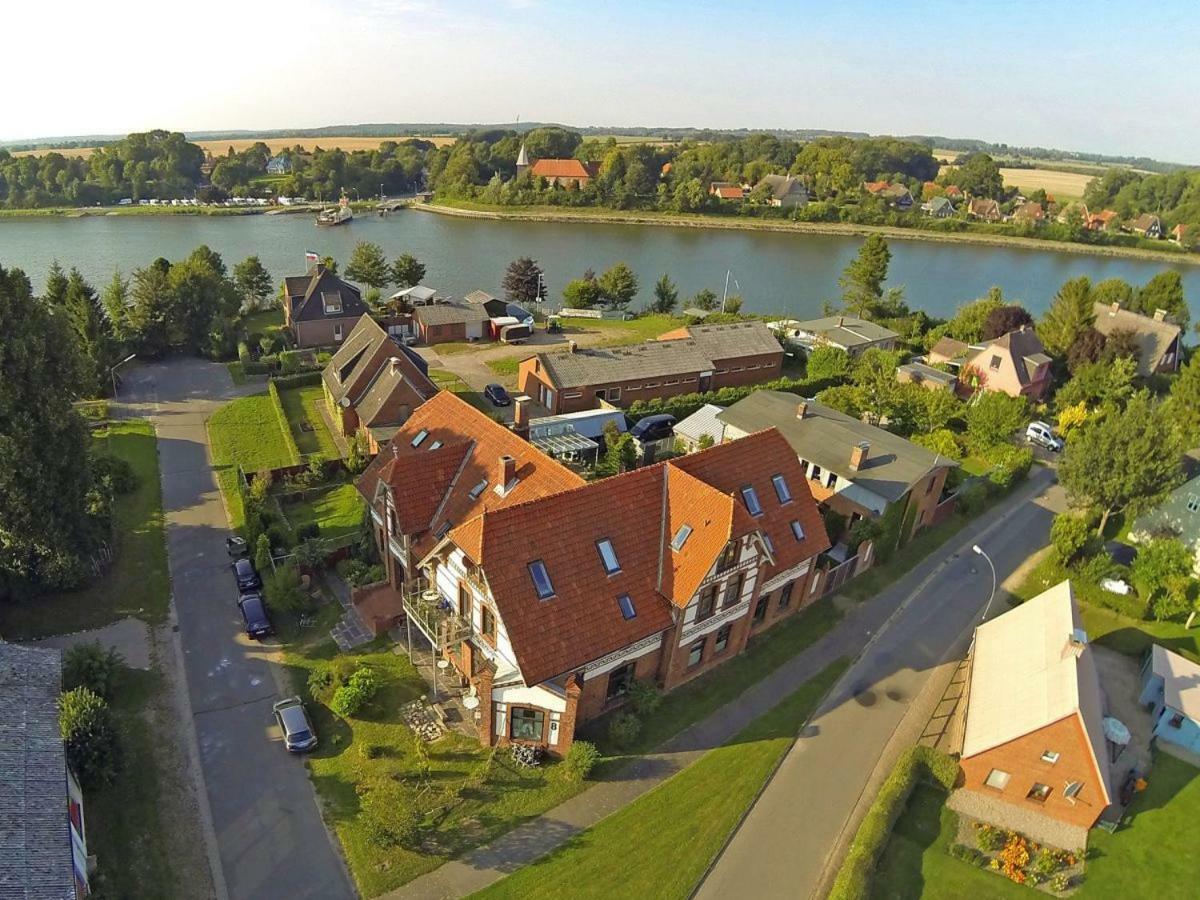 Kanalvilla - Urlaub Am Nord-Ostseekanal - Zwei Ferienwohnungen Im Angebot- Eine Im Dachgeschoss Und Eine Wohnung Mit Garten Sehestedt  Buitenkant foto